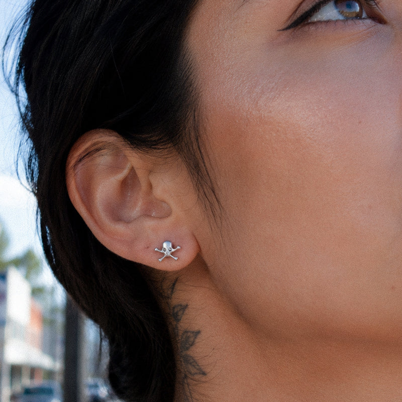 G23 Titanium 18K Gold PVD 16G Internally Threaded Gothic Skull Flat Back Stud